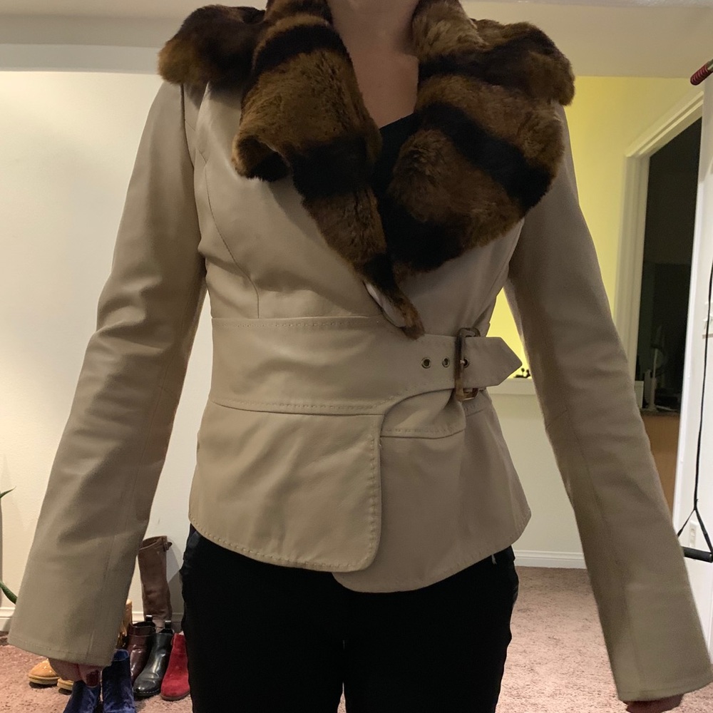Cache nude Fox coat